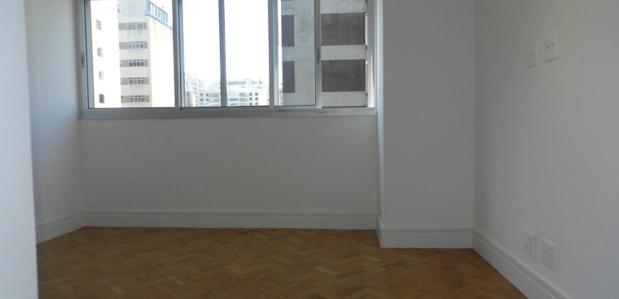 Apartamento à Venda com Vista para o Clube Pinheiros – Totalmente reformado – 2 suítes