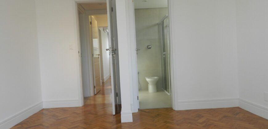 Apartamento à Venda com Vista para o Clube Pinheiros – Totalmente reformado – 2 suítes