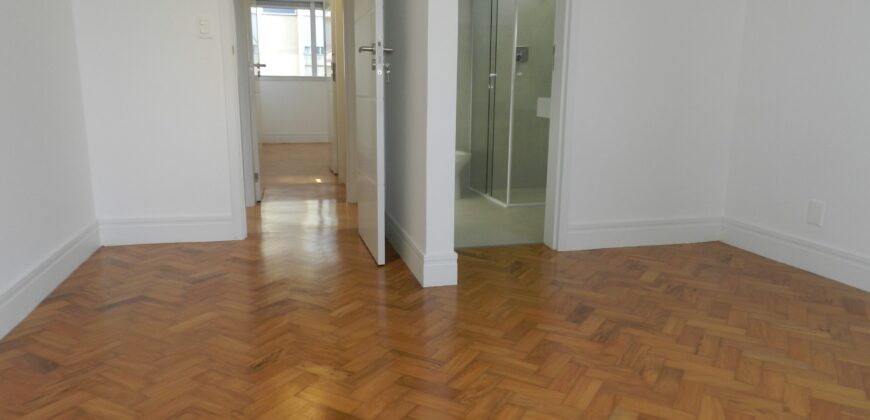 Apartamento à Venda com Vista para o Clube Pinheiros – Totalmente reformado – 2 suítes