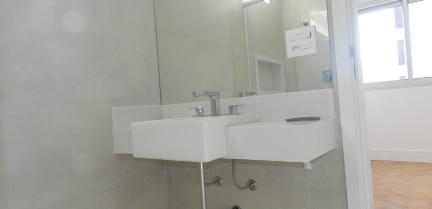 Apartamento à Venda com Vista para o Clube Pinheiros – Totalmente reformado – 2 suítes