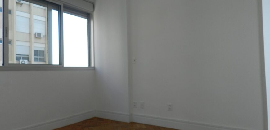 Apartamento à Venda com Vista para o Clube Pinheiros – Totalmente reformado – 2 suítes