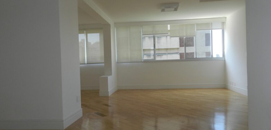 Apartamento à Venda com Vista para o Clube Pinheiros – Totalmente reformado – 2 suítes