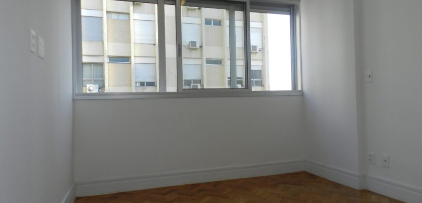 Apartamento à Venda com Vista para o Clube Pinheiros – Totalmente reformado – 2 suítes