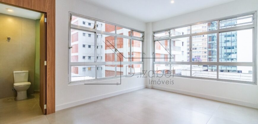 Apartamento totalmente reformado à venda no charmoso bairro de Higienópolis, com 143 m² de área útil.