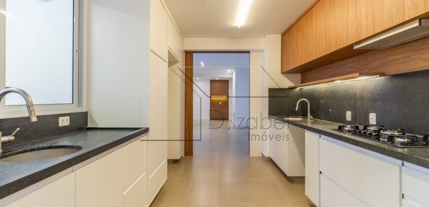 Apartamento totalmente reformado à venda no charmoso bairro de Higienópolis, com 143 m² de área útil.