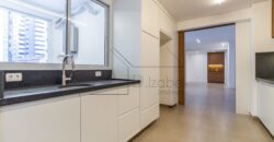 Apartamento totalmente reformado à venda no charmoso bairro de Higienópolis, com 143 m² de área útil.