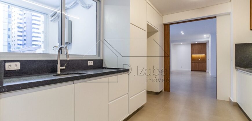 Apartamento totalmente reformado à venda no charmoso bairro de Higienópolis, com 143 m² de área útil.