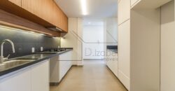 Apartamento totalmente reformado à venda no charmoso bairro de Higienópolis, com 143 m² de área útil.