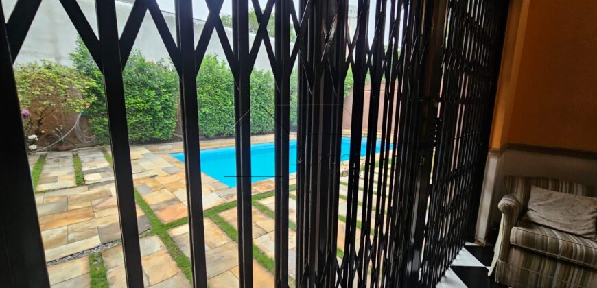 Sobrado à Venda em Rua Fechada no Alto de Pinheiros – 460m² Construídos, 4 Suítes, Segurança 24h