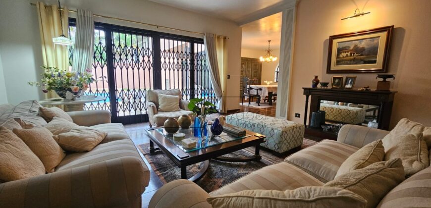 Sobrado à Venda em Rua Fechada no Alto de Pinheiros – 460m² Construídos, 4 Suítes, Segurança 24h