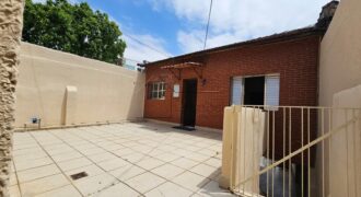 Casa à venda com 200 m² de terreno e 180 m² de área construída na Vila Madalena, São Paulo.