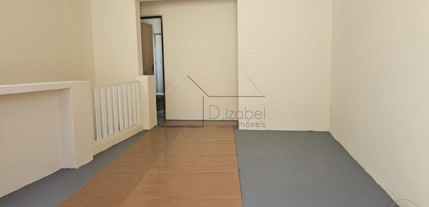 Casa à venda com 200 m² de terreno e 180 m² de área construída na Vila Madalena, São Paulo.