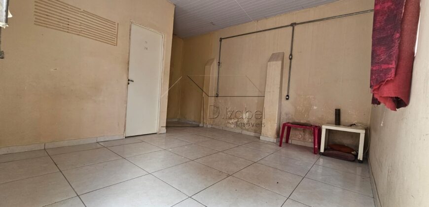 Casa à venda com 200 m² de terreno e 180 m² de área construída na Vila Madalena, São Paulo.