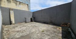 Casa à venda com 200 m² de terreno e 180 m² de área construída na Vila Madalena, São Paulo.