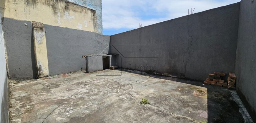 Casa à venda com 200 m² de terreno e 180 m² de área construída na Vila Madalena, São Paulo.