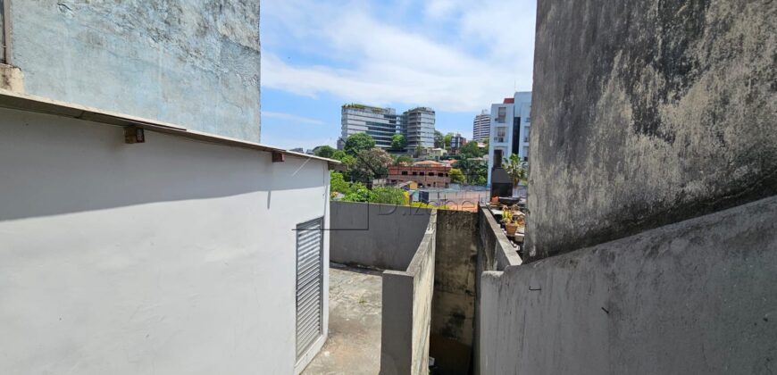 Casa à venda com 200 m² de terreno e 180 m² de área construída na Vila Madalena, São Paulo.