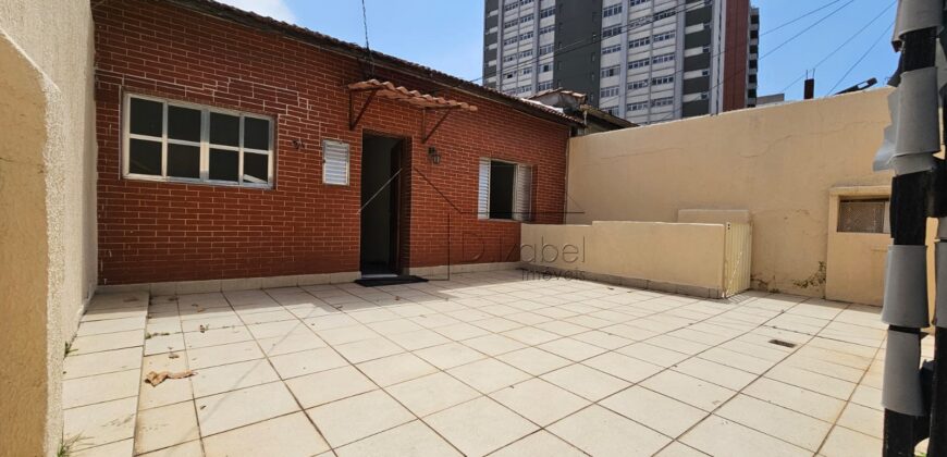 Casa à venda com 200 m² de terreno e 180 m² de área construída na Vila Madalena, São Paulo.