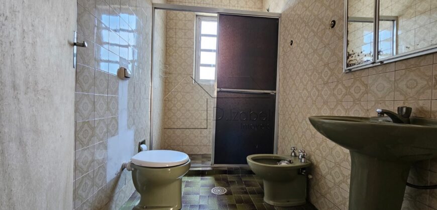 Casa à venda com 200 m² de terreno e 180 m² de área construída na Vila Madalena, São Paulo.