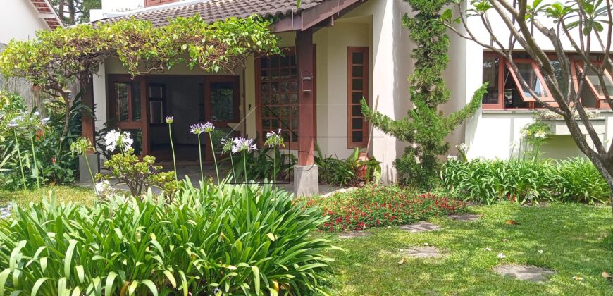 Casa sobrado à Venda em Rua Fechada na Vila Ida –294m² Construídos, 4 quartos sendo 2 suites, Segurança 24h.