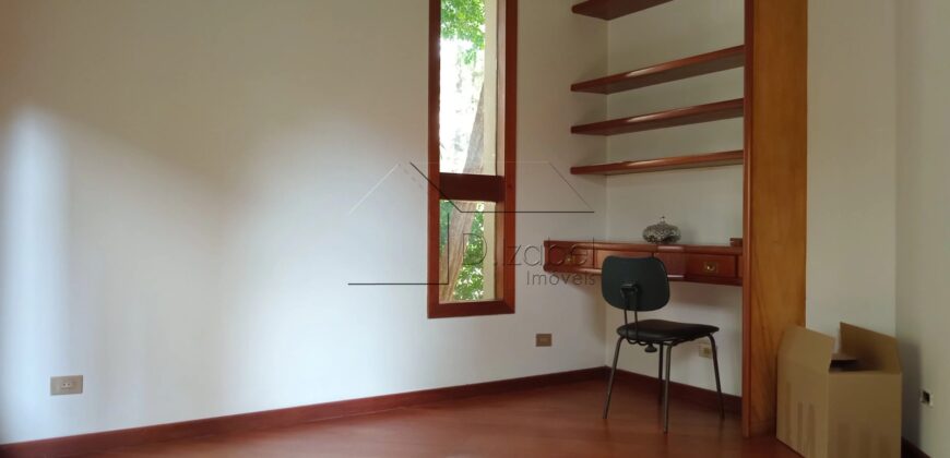 Casa sobrado à Venda em Rua Fechada na Vila Ida –294m² Construídos, 4 quartos sendo 2 suites, Segurança 24h.