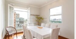 Cobertura duplex à venda com 578 m² úteis e 5 dormitórios no Cerqueira César, com vista permanente para o Clube Paulistano e o Jardim Europa.