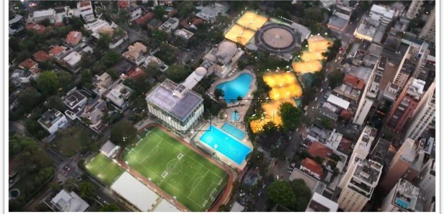 Cobertura duplex à venda com 578 m² úteis e 5 dormitórios no Cerqueira César, com vista permanente para o Clube Paulistano e o Jardim Europa.