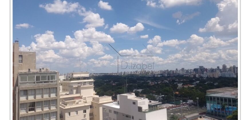 Cobertura duplex à venda com 578 m² úteis e 5 dormitórios no Cerqueira César, com vista permanente para o Clube Paulistano e o Jardim Europa.