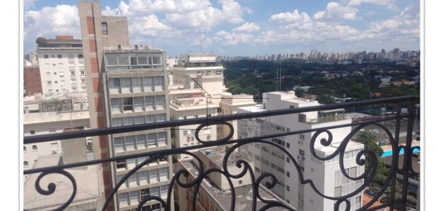 Cobertura duplex à venda com 578 m² úteis e 5 dormitórios no Cerqueira César, com vista permanente para o Clube Paulistano e o Jardim Europa.