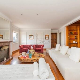 Cobertura duplex à venda com 578 m² úteis e 5 dormitórios no Cerqueira César, com vista permanente para o Clube Paulistano e o Jardim Europa.