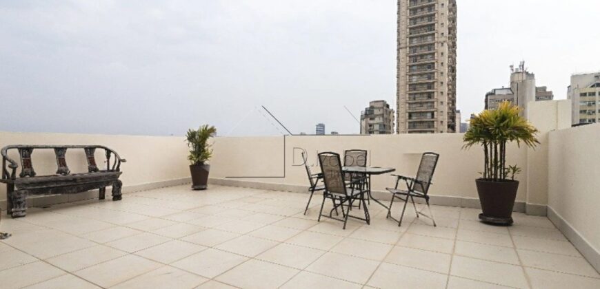 Cobertura duplex à venda com 578 m² úteis e 5 dormitórios no Cerqueira César, com vista permanente para o Clube Paulistano e o Jardim Europa.