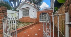 Casa charmosa para locação com 130 m² de área construída em terreno de 220 m², localizada ao lado do famoso Beco do Batman, na desejada Vila Madalena. 