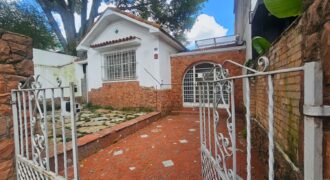 Casa charmosa para locação com 130 m² de área construída em terreno de 220 m², localizada ao lado do famoso Beco do Batman, na desejada Vila Madalena. 