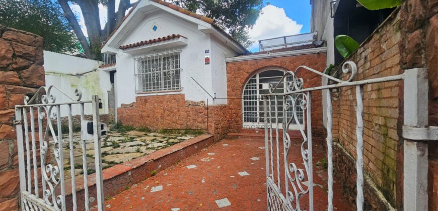 Casa charmosa para locação com 130 m² de área construída em terreno de 220 m², localizada ao lado do famoso Beco do Batman, na desejada Vila Madalena. 