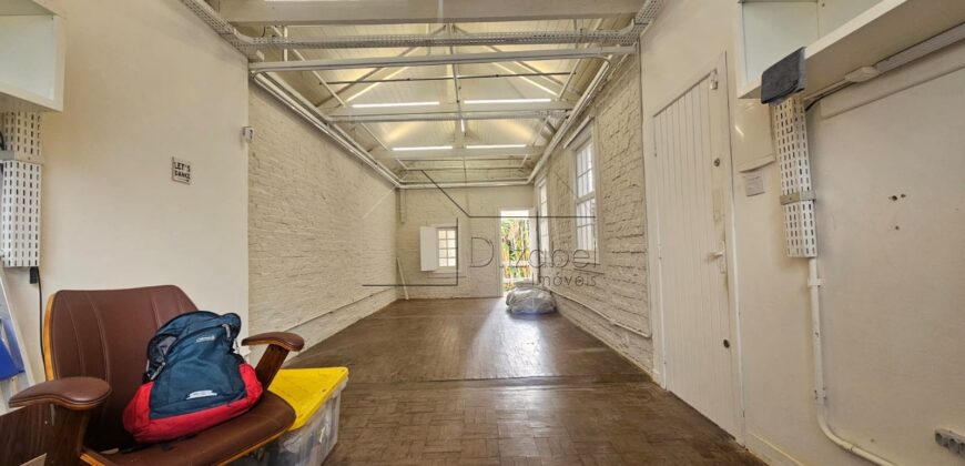 Casa charmosa para locação com 130 m² de área construída em terreno de 220 m², localizada ao lado do famoso Beco do Batman, na desejada Vila Madalena. 