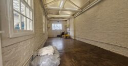 Casa charmosa para locação com 130 m² de área construída em terreno de 220 m², localizada ao lado do famoso Beco do Batman, na desejada Vila Madalena. 