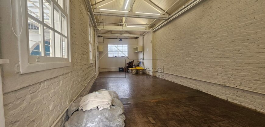 Casa charmosa para locação com 130 m² de área construída em terreno de 220 m², localizada ao lado do famoso Beco do Batman, na desejada Vila Madalena. 