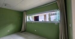 Casa charmosa para locação com 130 m² de área construída em terreno de 220 m², localizada ao lado do famoso Beco do Batman, na desejada Vila Madalena. 