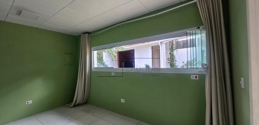 Casa charmosa para locação com 130 m² de área construída em terreno de 220 m², localizada ao lado do famoso Beco do Batman, na desejada Vila Madalena. 