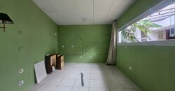 Casa charmosa para locação com 130 m² de área construída em terreno de 220 m², localizada ao lado do famoso Beco do Batman, na desejada Vila Madalena. 