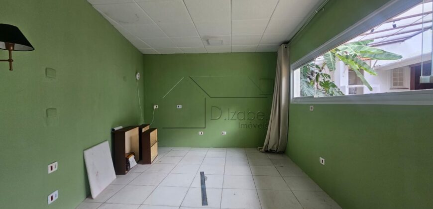 Casa charmosa para locação com 130 m² de área construída em terreno de 220 m², localizada ao lado do famoso Beco do Batman, na desejada Vila Madalena. 