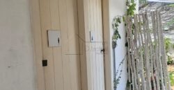 Casa charmosa para locação com 130 m² de área construída em terreno de 220 m², localizada ao lado do famoso Beco do Batman, na desejada Vila Madalena. 