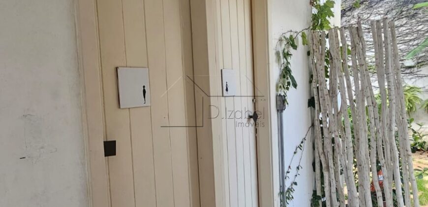 Casa charmosa para locação com 130 m² de área construída em terreno de 220 m², localizada ao lado do famoso Beco do Batman, na desejada Vila Madalena. 