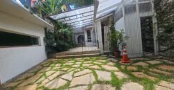 Casa charmosa para locação com 130 m² de área construída em terreno de 220 m², localizada ao lado do famoso Beco do Batman, na desejada Vila Madalena. 