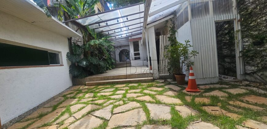 Casa charmosa para locação com 130 m² de área construída em terreno de 220 m², localizada ao lado do famoso Beco do Batman, na desejada Vila Madalena. 