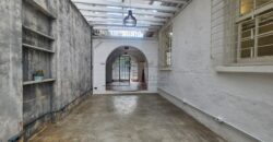 Casa charmosa para locação com 130 m² de área construída em terreno de 220 m², localizada ao lado do famoso Beco do Batman, na desejada Vila Madalena. 