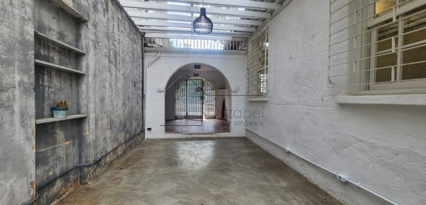 Casa charmosa para locação com 130 m² de área construída em terreno de 220 m², localizada ao lado do famoso Beco do Batman, na desejada Vila Madalena. 