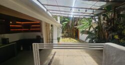 Casa charmosa para locação com 130 m² de área construída em terreno de 220 m², localizada ao lado do famoso Beco do Batman, na desejada Vila Madalena. 