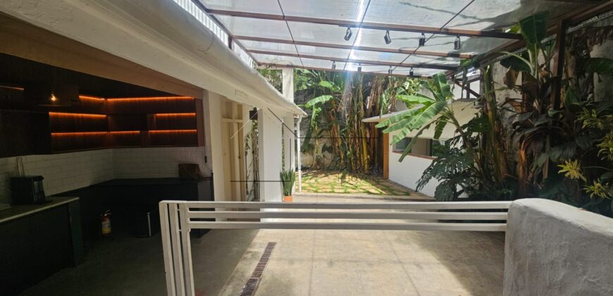 Casa charmosa para locação com 130 m² de área construída em terreno de 220 m², localizada ao lado do famoso Beco do Batman, na desejada Vila Madalena. 