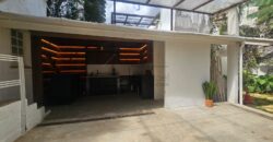 Casa charmosa para locação com 130 m² de área construída em terreno de 220 m², localizada ao lado do famoso Beco do Batman, na desejada Vila Madalena. 