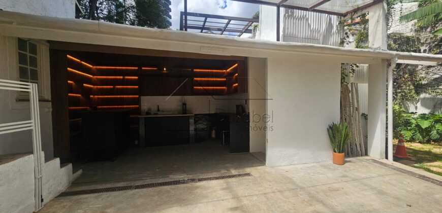 Casa charmosa para locação com 130 m² de área construída em terreno de 220 m², localizada ao lado do famoso Beco do Batman, na desejada Vila Madalena. 